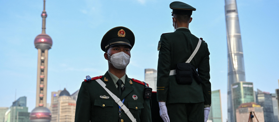 Policía paramilitar china en las calles de Shanghai