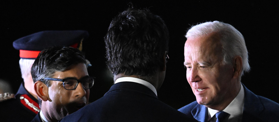 El presidente de los Estados Unidos, Joe Biden (der.), saluda al primer ministro británico, Rishi Sunak (izq.), después de desembarcar del Air Force One.
