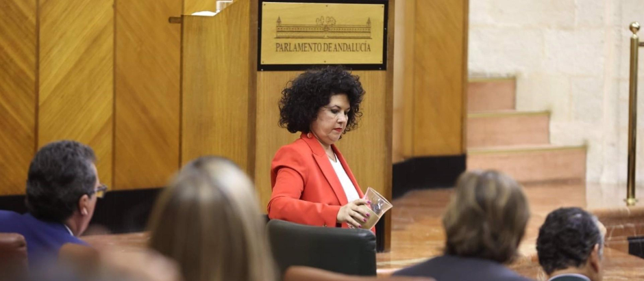 La presidenta del Grupo Mixto-Adelante Andalucía, Maribel Mora, arroja arena en el escaño del presidente de la Junta, Juanma Moreno