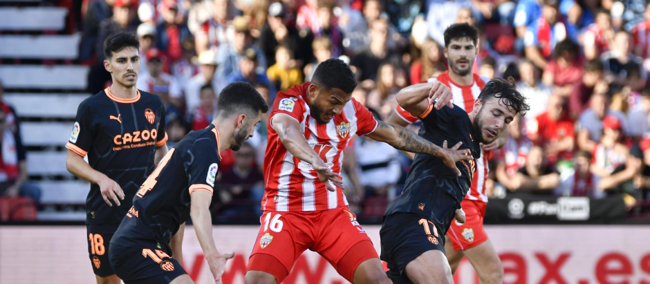 Almería y Valencia son dos de los equipos que están luchando por la salvación