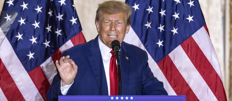 El expresidente estadounidense Donald Trump pronuncia un discurso en su resort Mar-a-Lago