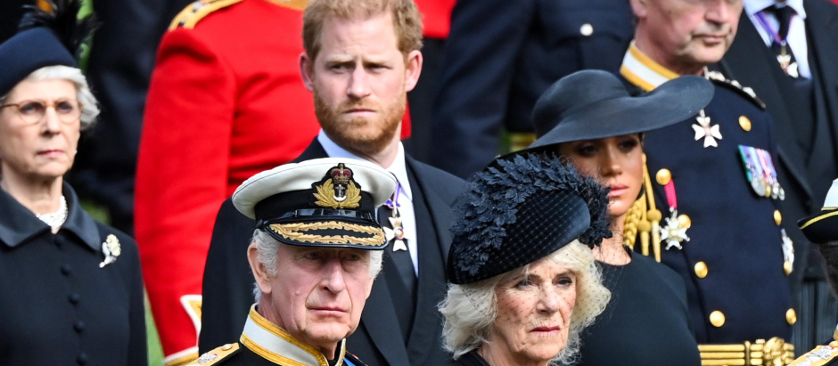 Britain´s King Charles III, Camilla, the Queen Consort, Meghan Markle , Duchess of Sussex, and Prince Harry during the carriage procession for Queen Elizabeth II's state funeral from London to Windsor on 19 September 2022