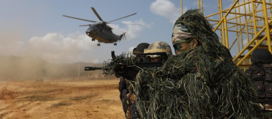 Soldados del Ejército Popular de Liberación (EPL) participan en ejercicios militares