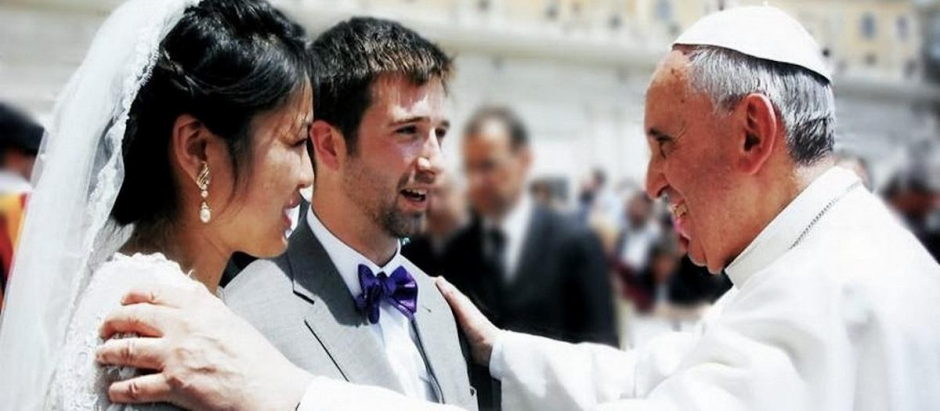 El Papa Francisco, junto a unos novios