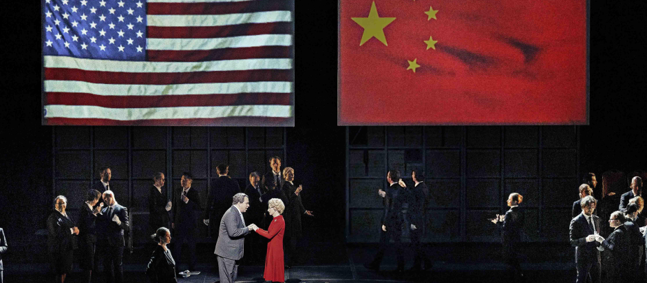 Un momento de la ópera 'Nixon in China', de John Adams, el último estreno del Teatro Real