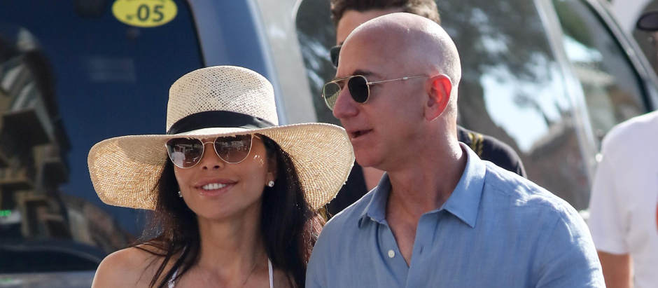 Jeff Bezos and Lauren Sanchez in Saint-Tropez on Friday, 09 August 2019
en la foto : cogidos de la mano