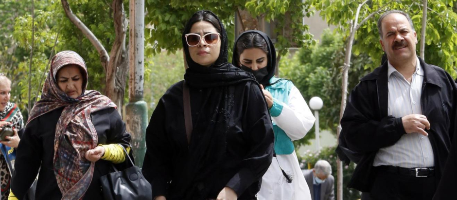 Mujeres iraníes caminando en un calle de Teherán