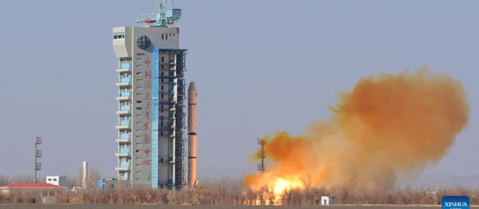 Un cohete espacial cargado con un satélite  es lanzado desde el Centro de Lanzamiento de Satélites de Jiuquan en el noroeste de China