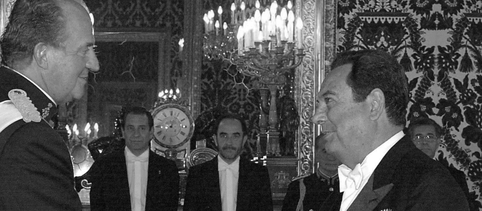 El recién nombrado embajador de Argentina en España Abel Parentini Posse (d) saluda al Rey Juan Carlos durante su nombramiento en 2002