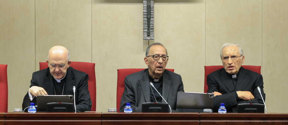 MADRID, 17/04/2023.- El presidente de la Conferencia Episcopal Española (CEE), Juan José Omella (c), y el nuncio apostólico en España, Bernardito Auza (i), y el cardenal Rouco Varela (d), participan en la sesión inaugural de la 121º Asamblea Plenaria de los obispos españoles celebrada en Madrid, este lunes. EFE/ Zipi