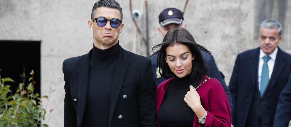Soccer player Cristiano Ronaldo and Georgina Rodriguez arriving to court for Tax fraud case in Madrid on Tuesday , 22 January 2019
En la foto paseando de la mano
