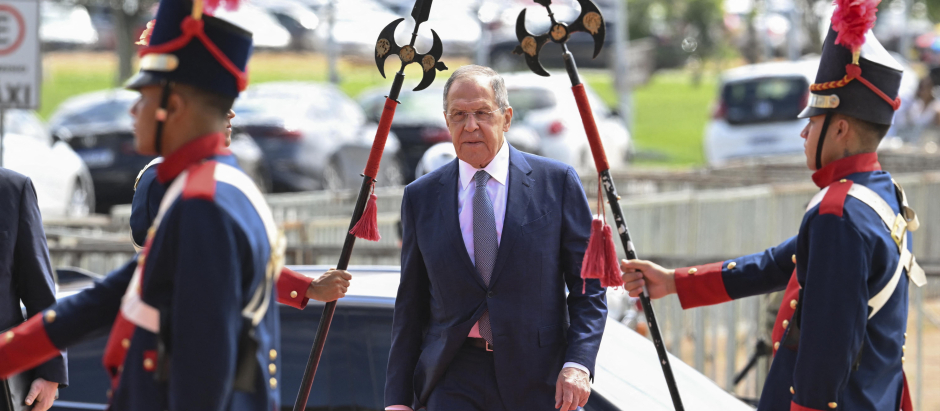 El ministro de Exteriores de Rusia, Sergey Lavrov, es recibido con honores en Brasil