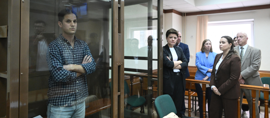 El periodista estadounidense Evan Gershkovich comparece ante un Tribunal de Moscú al que asistió la embajadora de EE.UU. en Rusia