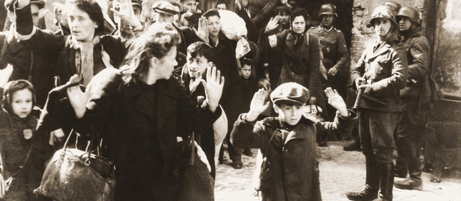 Fotografía de un niño judío rindiéndose en Varsovia, tomada por Jürgen Stroop en un informe para Heinrich Himmler