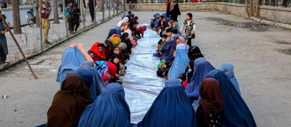 Afganas rompen el ayuno durante el mes sagrado de Ramadán en Kabul