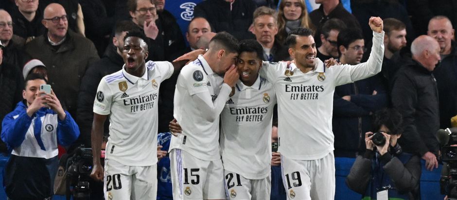 Los jugadores del Real Madrid celebran su segundo gol en Stamford Bridge