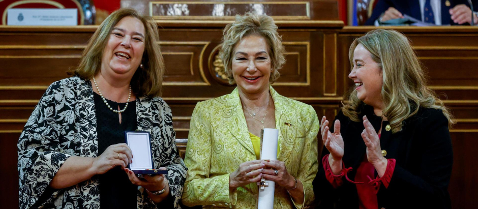 La presidenta de la AVT, Maite Araluce y la secretaria cuarta de la AVT, Cristina Ayala entregan la medalla de honor a Ana Rosa