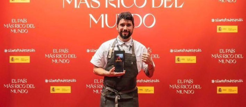 José Miguel Martínez Pi, con el galardón que le ha sido otorgado en la final del Premio Nacional 'Tapa Alimentos de España'