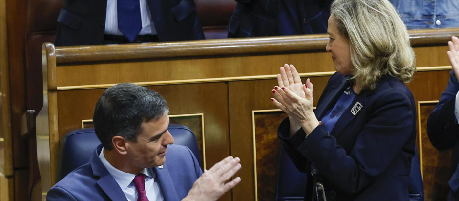 Pedro Sánchez y Nadia Calviño se aplauden, pero la economía muestra signos de no ir bien.