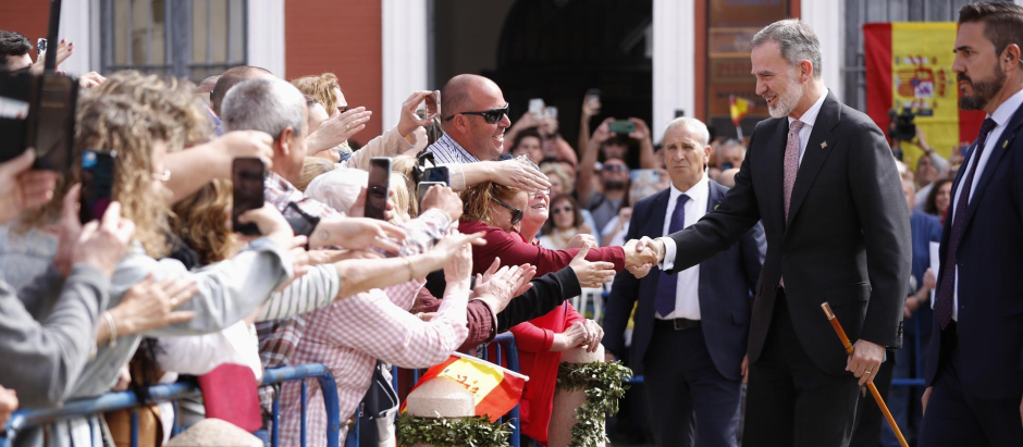 El Rey Felipe VI saluda a las personas que lo esperaban a su llegada a la localidad malagueña de Ronda