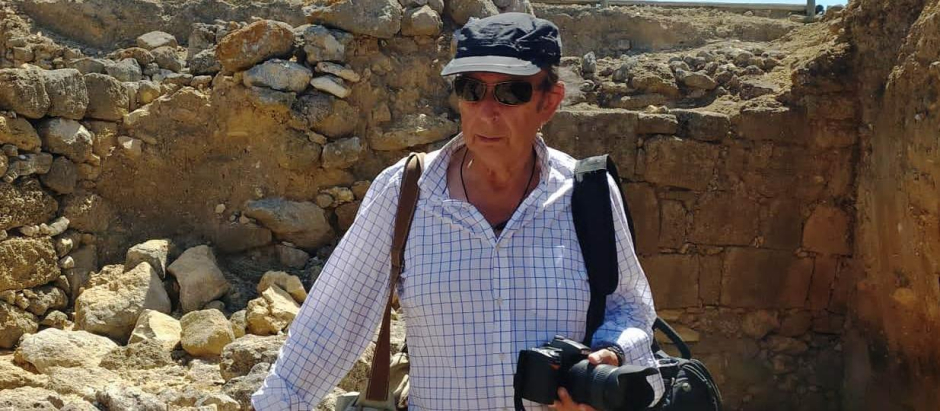 Diego Ruiz Mata, en una de sus expediciones arqueológicas