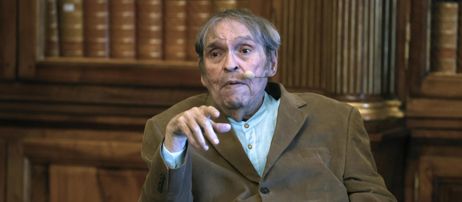 El escritor venezolano Rafael Cadenas, Premio Cervantes 2022, en la Biblioteca Nacional
