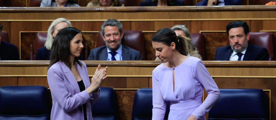 MADRID, 20/04/2023.- La ministra de Derechos Sociales Ione Belarra (i) aplaude la intervención de su compañera de partido y ministra de Igualdad, Irene Montero (d), durante el pleno celebrado este jueves en el Congreso. EFE/Zipi Aragón