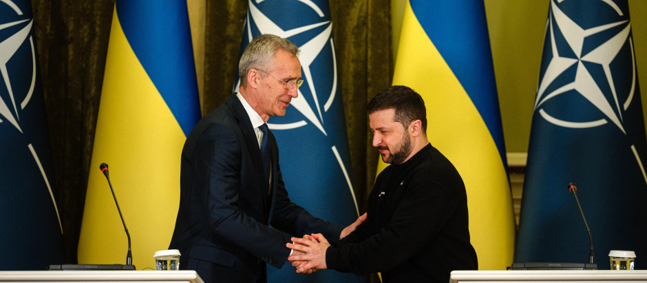 El secretario general de la OTAN, Jens Stoltenberg, estrecha la mano al presidente ucraniano, Volodimir Zelenski