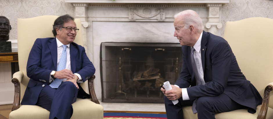 El presidente de los Estados Unidos, Joe Biden (derecha), se reúne con el presidente de Colombia, Gustavo Petro