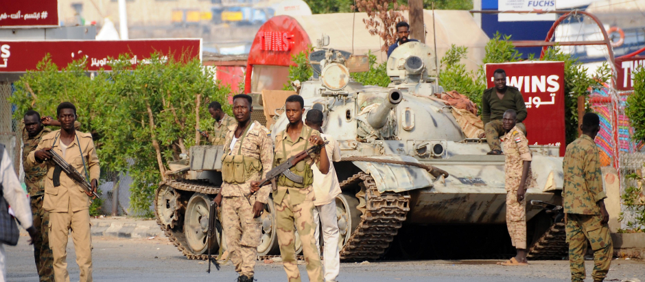Soldados del ejército sudanés, leales al jefe del ejército Abdel Fattah al-Burhan, ocupan un puesto en la ciudad de Port Sudan, en el Mar Rojo