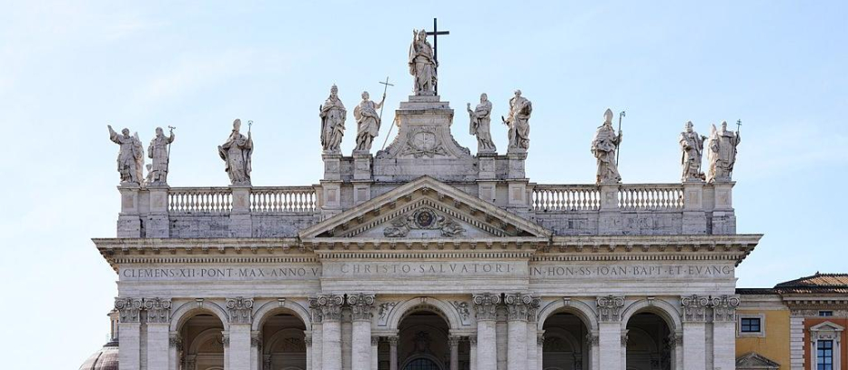 Fachada de la san Juan de Letrán, la basílica del Papa en el Vaticano