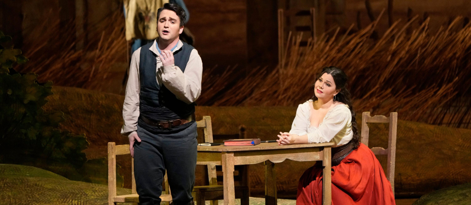 El tenor español Xabier Anduaga interpreta a Nemorino, y Aleksandra Kurzak a Adina, en “L’Elisir d’Amore”, en la Metropolitan Opera de Nueva York