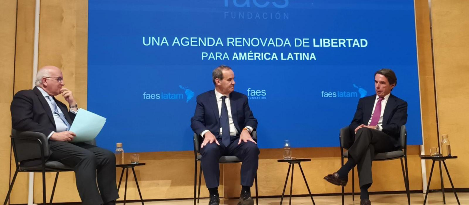 Javier Zarzalejos, director de FAES, Andrés Allamand secretario de la SEGIB y el expresidente de Gobierno José María Aznar
