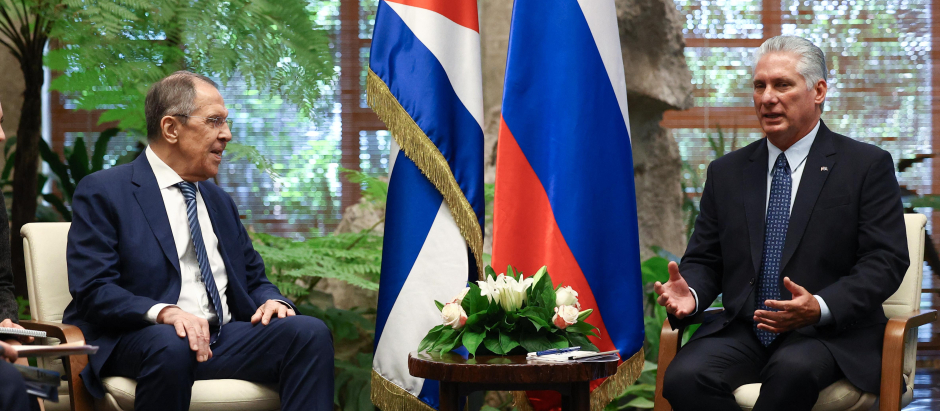 El ministro de Relaciones Exteriores de Rusia, Sergei Lavrov junto a Miguel Díaz-Canel en La Habana
