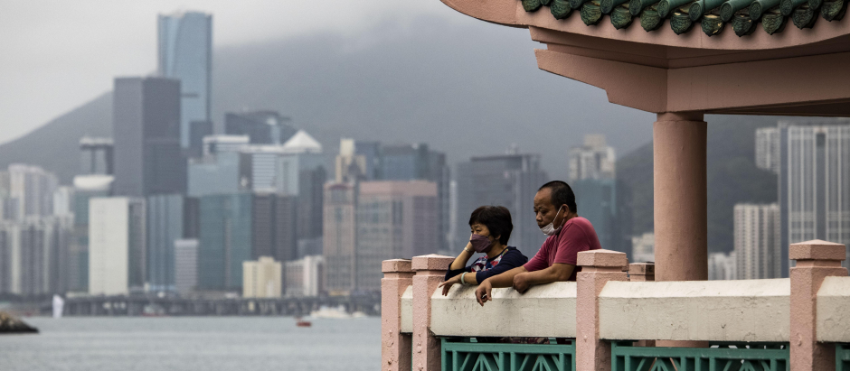 La gente visita un pabellón en el puerto de Victoria en Hong Kong