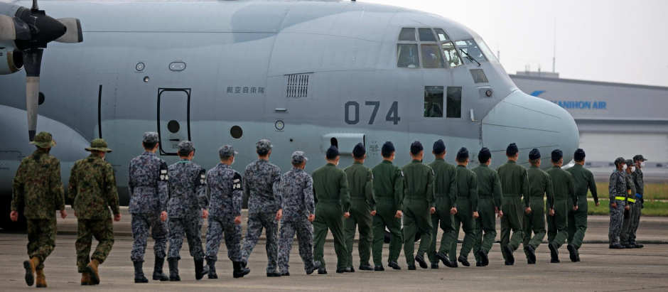 Miembros de la Fuerza Aérea de Autodefensa de Japón abordan un avión de transporte C-130 con destino a Yibuti  para la evacuación