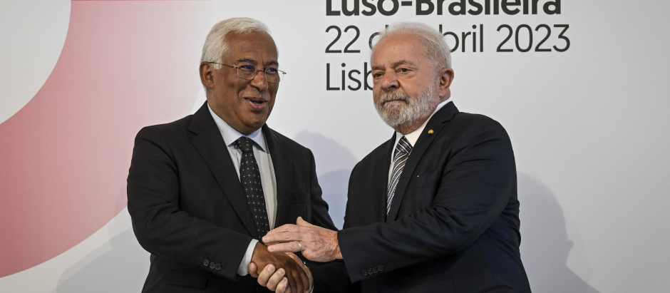 El presidente de Brasil, Luiz Inacio Lula da Silva, le da la mano al primer ministro portugués, Antonio Costa