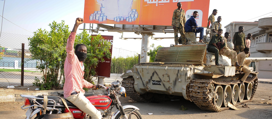 Un hombre levanta el brazo en señal de apoyo al Ejército de Sudán