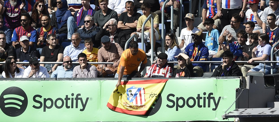 El momento en el que un aficionado del Barça quita la bandera de España del Atlético