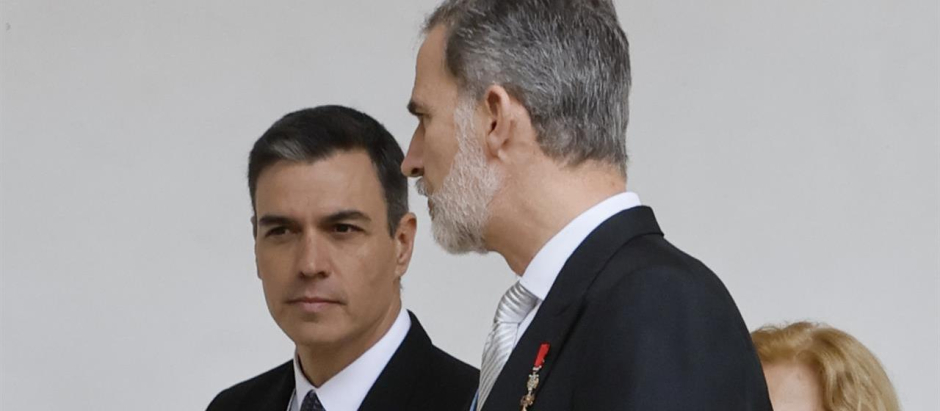 Pedro Sánchez, junto a Felipe VI, al término de la entrega del Premio Cervantes celebrada en abril de 2022