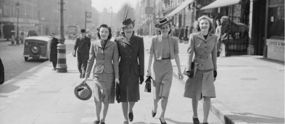 Cuatro jóvenes pasean por Londres en 1941