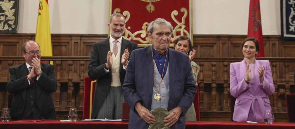El poeta Rafael Cadenas tras recibir del Rey Felipe el Premio Cervantes