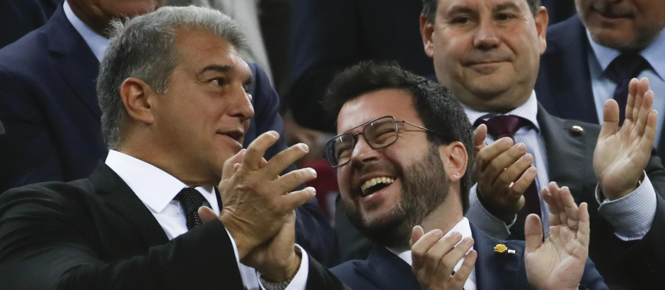 Joan Laporta, de risas con Pere Aragonés en el palco del Camp Nou