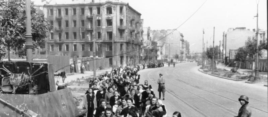 Gente de Wola (al oeste de la ciudad) abandonando la ciudad después del levantamiento