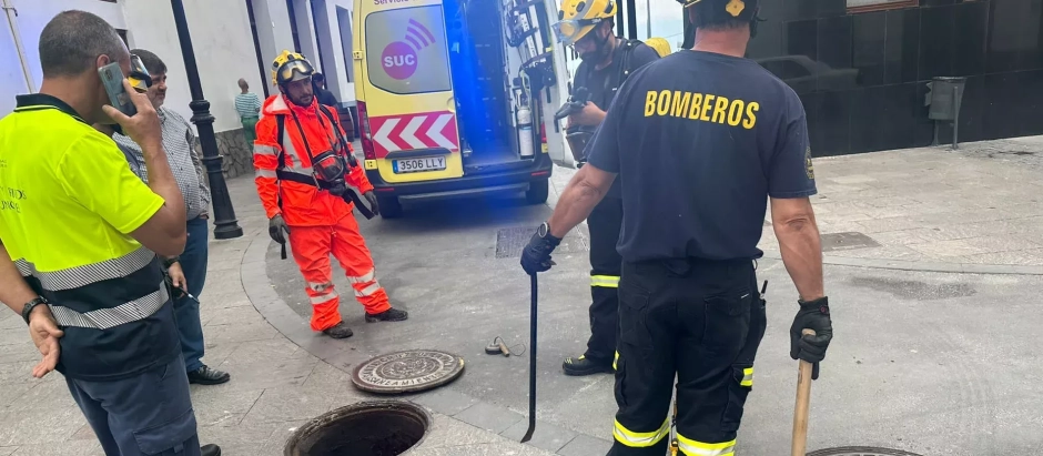 Los bomberos de La Palma buscan a la mujer en las alcantarillas