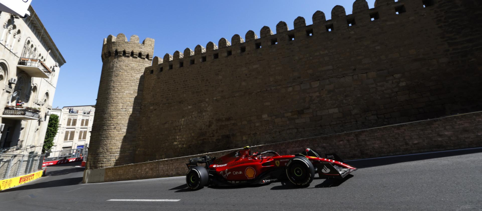 El Ferrari de Leclerc en el Gran Premio de Azerbaiyán de 2022