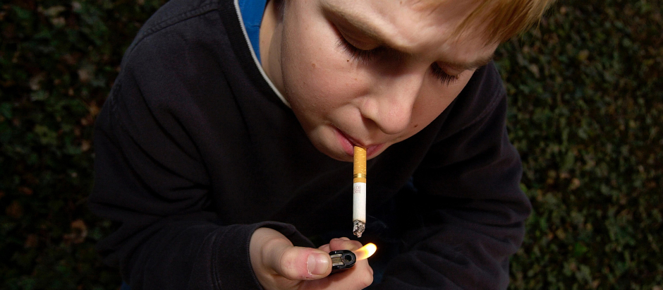 Un adolescente fumando