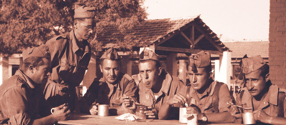 Soldados españoles durante su servicio militar en los años cuarenta del siglo XX
