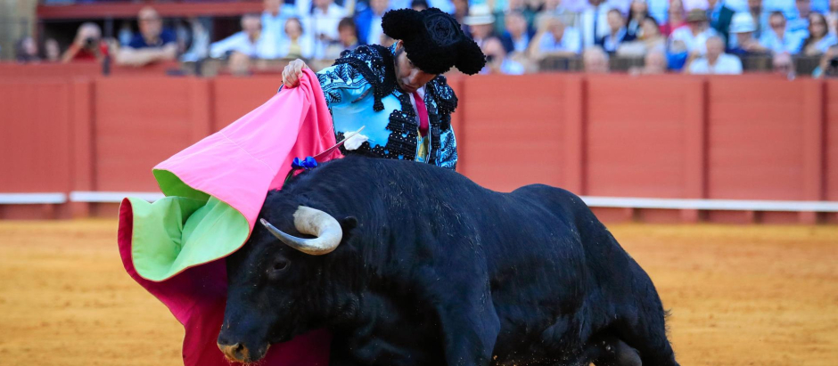 El torero Morante de la Puebla en la faena a su segundo toro al que cortó dos orejas y rabo