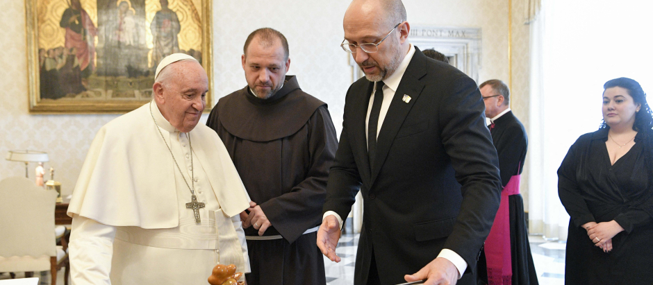 This handout photo released by The Vatican Media taken on 27 April, 2023 shows Pope Francis (L) exchanging gifts with Prime Minister of Ukraine, Denys Shmyhal (C) during a private audience in the Vatican. (Photo by Handout / VATICAN MEDIA / AFP) / RESTRICTED TO EDITORIAL USE - MANDATORY CREDIT "AFP PHOTO / VATICAN MEDIA" - NO MARKETING - NO ADVERTISING CAMPAIGNS - DISTRIBUTED AS A SERVICE TO CLIENTS